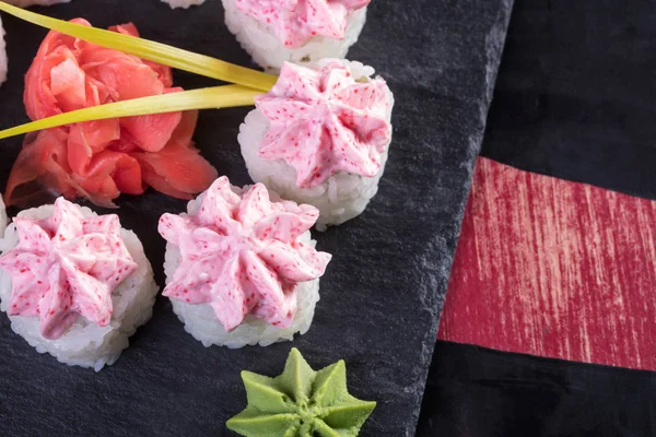 Suşi ve Tokmaklar ve karides. Japon yemekleri ve deniz ürünleri restoranı. Japon mutfağı. Deniz ürünleri üzerinden sıcak ve soğuk meze.