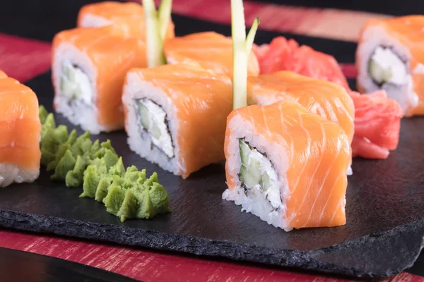 Suşi ve Tokmaklar ve karides. Japon yemekleri ve deniz ürünleri restoranı. Japon mutfağı. Deniz ürünleri üzerinden sıcak ve soğuk meze.