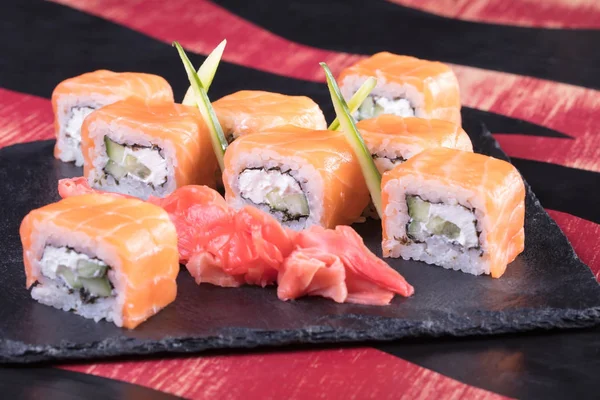 Suşi ve Tokmaklar ve karides. Japon yemekleri ve deniz ürünleri restoranı. Japon mutfağı. Deniz ürünleri üzerinden sıcak ve soğuk meze.