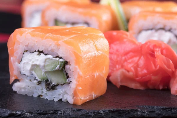 Suşi ve Tokmaklar ve karides. Japon yemekleri ve deniz ürünleri restoranı. Japon mutfağı. Deniz ürünleri üzerinden sıcak ve soğuk meze.