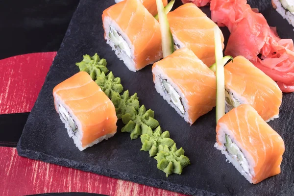 Suşi ve Tokmaklar ve karides. Japon yemekleri ve deniz ürünleri restoranı. Japon mutfağı. Deniz ürünleri üzerinden sıcak ve soğuk meze.