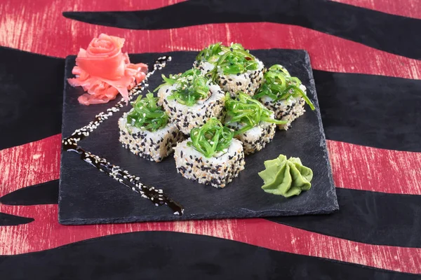 Suşi ve Tokmaklar ve karides. Japon yemekleri ve deniz ürünleri restoranı. Japon mutfağı. Deniz ürünleri üzerinden sıcak ve soğuk meze.