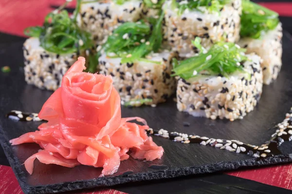 Suşi ve Tokmaklar ve karides. Japon yemekleri ve deniz ürünleri restoranı. Japon mutfağı. Deniz ürünleri üzerinden sıcak ve soğuk meze.