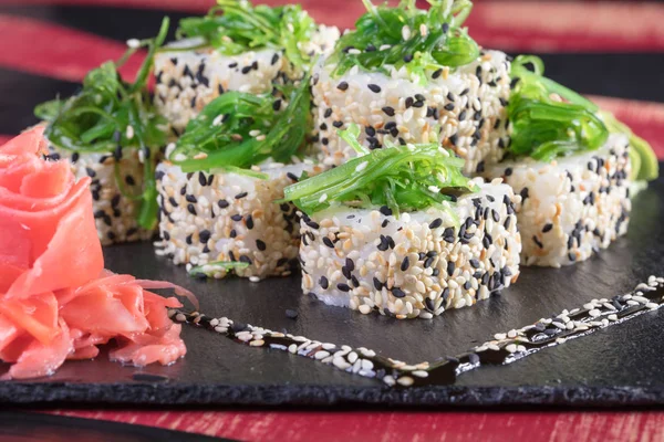 Suşi ve Tokmaklar ve karides. Japon yemekleri ve deniz ürünleri restoranı. Japon mutfağı. Deniz ürünleri üzerinden sıcak ve soğuk meze.