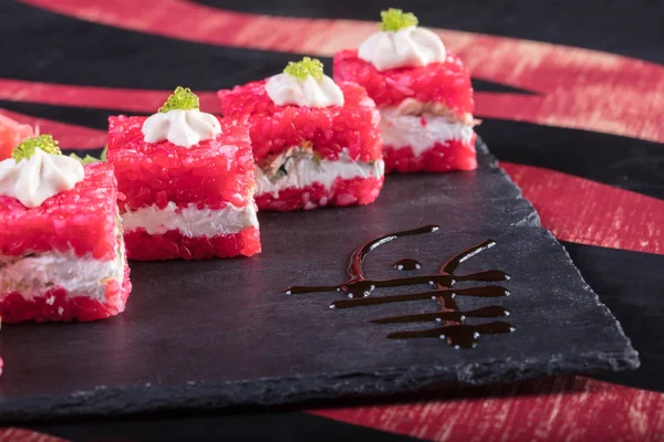 Suşi ve Tokmaklar ve karides. Japon yemekleri ve deniz ürünleri restoranı. Japon mutfağı. Deniz ürünleri üzerinden sıcak ve soğuk meze.