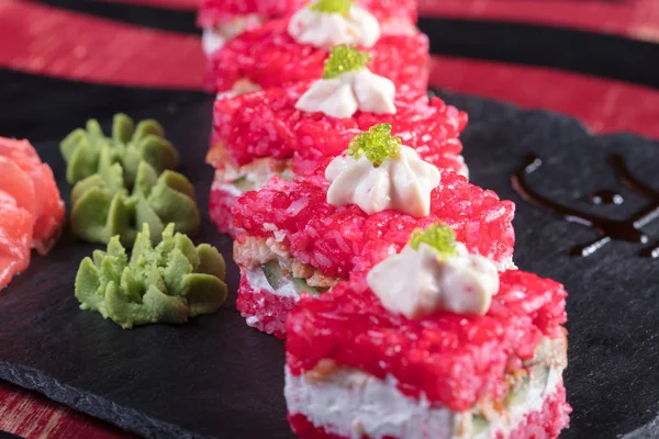 Suşi ve Tokmaklar ve karides. Japon yemekleri ve deniz ürünleri restoranı. Japon mutfağı. Deniz ürünleri üzerinden sıcak ve soğuk meze.