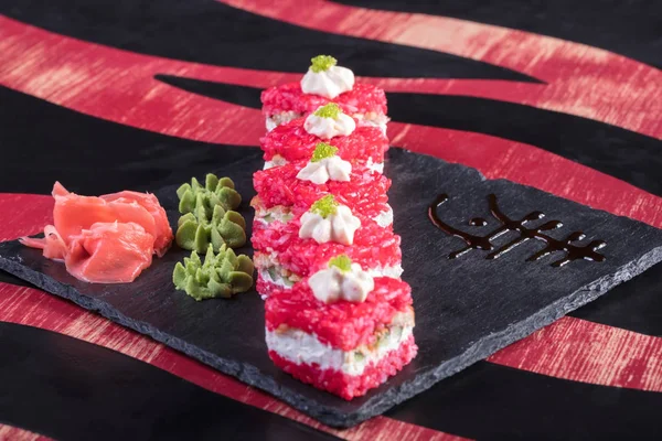 Suşi ve Tokmaklar ve karides. Japon yemekleri ve deniz ürünleri restoranı. Japon mutfağı. Deniz ürünleri üzerinden sıcak ve soğuk meze.