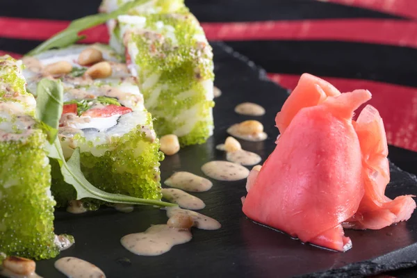 Suşi ve Tokmaklar ve karides. Japon yemekleri ve deniz ürünleri restoranı. Japon mutfağı. Deniz ürünleri üzerinden sıcak ve soğuk meze.