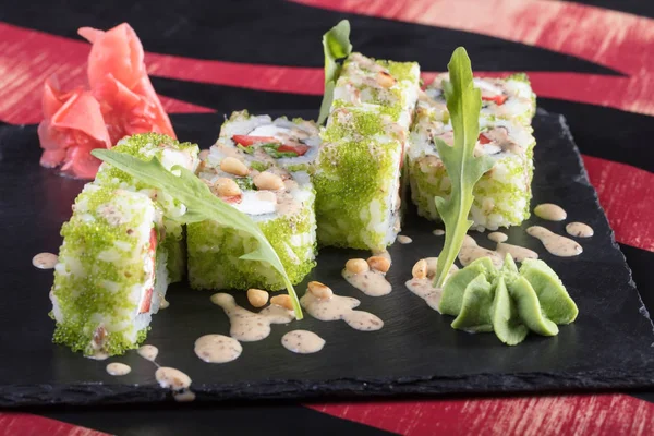 Suşi ve Tokmaklar ve karides. Japon yemekleri ve deniz ürünleri restoranı. Japon mutfağı. Deniz ürünleri üzerinden sıcak ve soğuk meze.