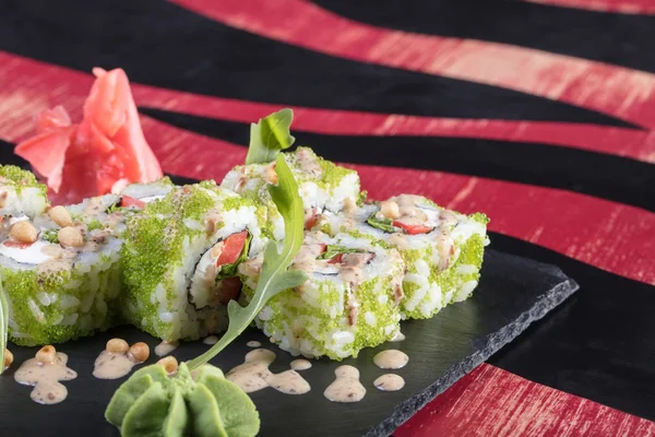 Suşi ve Tokmaklar ve karides. Japon yemekleri ve deniz ürünleri restoranı. Japon mutfağı. Deniz ürünleri üzerinden sıcak ve soğuk meze.