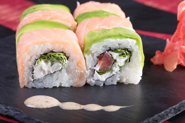 Suşi ve Tokmaklar ve karides. Japon yemekleri ve deniz ürünleri restoranı. Japon mutfağı. Deniz ürünleri üzerinden sıcak ve soğuk meze.