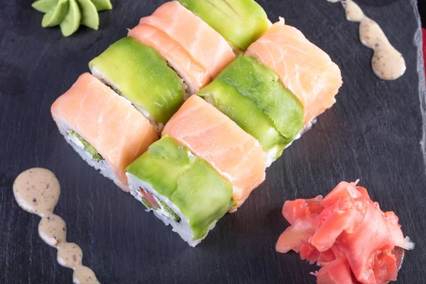 Suşi ve Tokmaklar ve karides. Japon yemekleri ve deniz ürünleri restoranı. Japon mutfağı. Deniz ürünleri üzerinden sıcak ve soğuk meze.