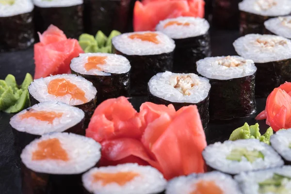 Suşi ve Tokmaklar ve karides. Japon yemekleri ve deniz ürünleri restoranı. Japon mutfağı. Deniz ürünleri üzerinden sıcak ve soğuk meze.