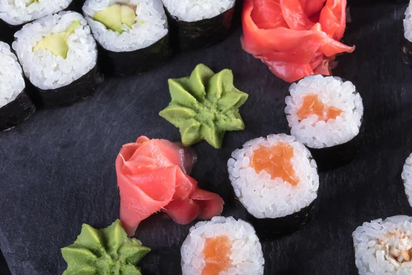 Suşi ve Tokmaklar ve karides. Japon yemekleri ve deniz ürünleri restoranı. Japon mutfağı. Deniz ürünleri üzerinden sıcak ve soğuk meze.