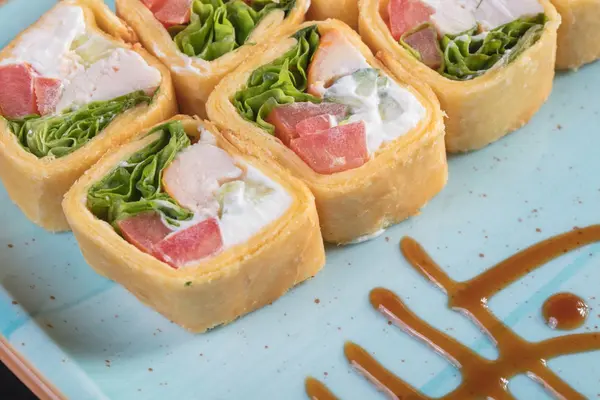 Suşi ve Tokmaklar ve karides. Japon yemekleri ve deniz ürünleri restoranı. Japon mutfağı. Deniz ürünleri üzerinden sıcak ve soğuk meze.