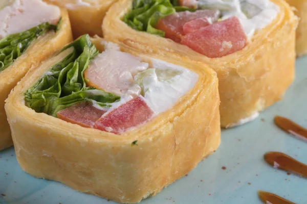 Suşi ve Tokmaklar ve karides. Japon yemekleri ve deniz ürünleri restoranı. Japon mutfağı. Deniz ürünleri üzerinden sıcak ve soğuk meze.