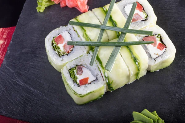 Suşi ve Tokmaklar ve karides. Japon yemekleri ve deniz ürünleri restoranı. Japon mutfağı. Deniz ürünleri üzerinden sıcak ve soğuk meze.