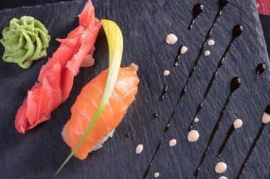 Suşi ve Tokmaklar ve karides. Japon yemekleri ve deniz ürünleri restoranı. Japon mutfağı. Deniz ürünleri üzerinden sıcak ve soğuk meze.