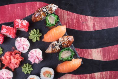 Suşi ve Tokmaklar ve karides. Japon yemekleri ve deniz ürünleri restoranı. Japon mutfağı. Deniz ürünleri üzerinden sıcak ve soğuk meze.