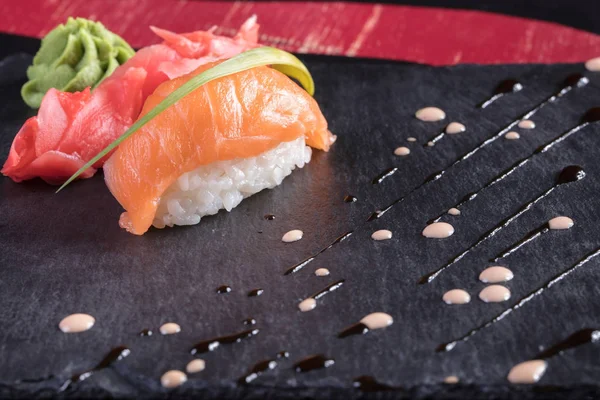 Suşi ve Tokmaklar ve karides. Japon yemekleri ve deniz ürünleri restoranı. Japon mutfağı. Deniz ürünleri üzerinden sıcak ve soğuk meze.