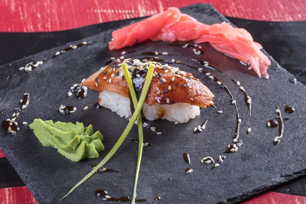 Suşi ve Tokmaklar ve karides. Japon yemekleri ve deniz ürünleri restoranı. Japon mutfağı. Deniz ürünleri üzerinden sıcak ve soğuk meze.