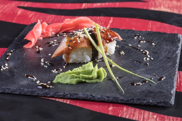 Suşi ve Tokmaklar ve karides. Japon yemekleri ve deniz ürünleri restoranı. Japon mutfağı. Deniz ürünleri üzerinden sıcak ve soğuk meze.