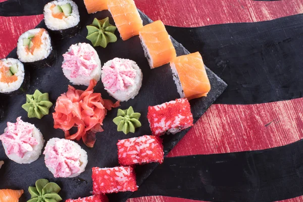 Suşi ve Tokmaklar ve karides. Japon yemekleri ve deniz ürünleri restoranı. Japon mutfağı. Deniz ürünleri üzerinden sıcak ve soğuk meze.