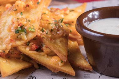 Çörek, kızarmış en lezzetli beyaz ve kırmızı soslu sıcak fan üzerinde. Sıcak ve çok yüksek kalorili tatlı