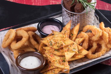 Çörek, kızarmış en lezzetli beyaz ve kırmızı soslu sıcak fan üzerinde. Sıcak ve çok yüksek kalorili tatlı