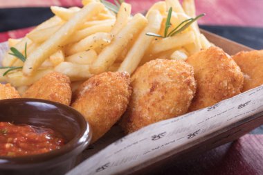 Çörek, kızarmış en lezzetli beyaz ve kırmızı soslu sıcak fan üzerinde. Sıcak ve çok yüksek kalorili tatlı