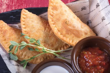 Et şeker sıcak fan kızarmış. Eti beyaz ve kırmızı çok özgün her iki sos içinde kızarmış sıcak fan pasta