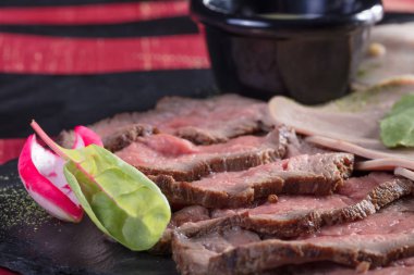 Soğuk et meze. Domuz pastırması dilimleme, sığır eti dil, Dana eti