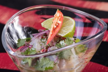 Çok lezzetli sebze salatası. Vitaminler, otlar, sağlıklı ve sağlıklı gıda.