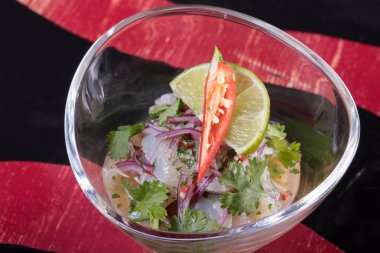 Çok lezzetli sebze salatası. Vitaminler, otlar, sağlıklı ve sağlıklı gıda.