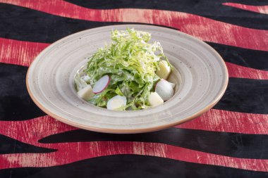 Çok lezzetli sebze salatası. Vitaminler, otlar, sağlıklı ve sağlıklı gıda.