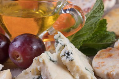 Peynirli çerez. Çeşitli sert ve yumuşak peynir ve peynir ile kalıp.