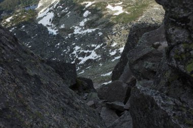 Çok güzel dağ manzarası. Dağlara yolculuk. Sibirya doğası