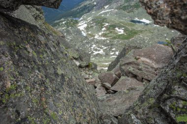 Çok güzel dağ manzarası. Dağlara yolculuk. Sibirya doğası