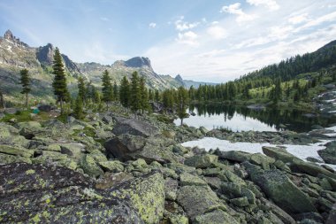 Çok güzel dağ manzarası. Dağlara yolculuk. Sibirya doğası