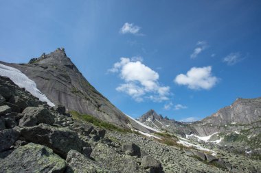 Çok güzel dağ manzarası. Dağlara yolculuk. Sibirya doğası