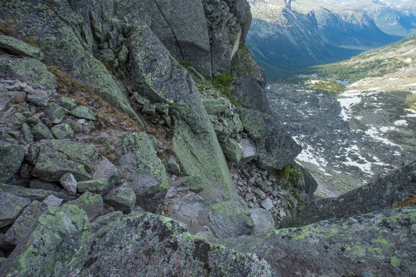 Çok güzel dağ manzarası. Dağlara yolculuk. Sibirya doğası