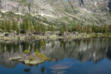 Çok temiz ve berrak Gölü dağıdır. Dağlarda muhteşem yaz peyzaj. Doğanın muhteşem görünümü