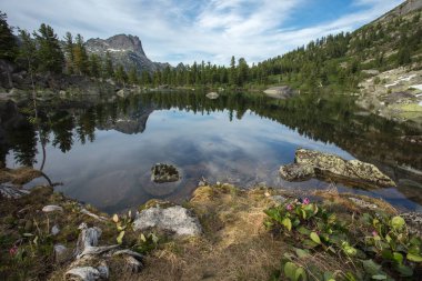 Çok temiz ve berrak Gölü dağıdır. Dağlarda muhteşem yaz peyzaj. Doğanın muhteşem görünümü