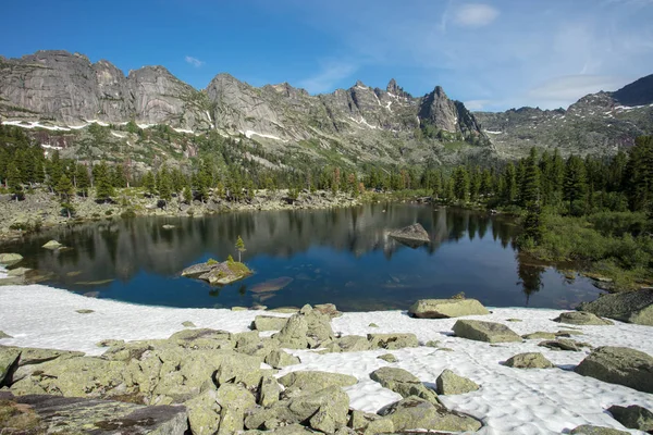 Montanha Muito Limpo Claro Lago Magnífica Paisagem Verão Nas Montanhas — Fotografia de Stock