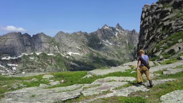 Hombre Viaja Las Montañas Logra Los Objetivos Cima Montaña Hombre — Vídeo de stock