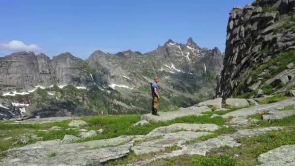 Man Reist Bergen Behaalt Doelstellingen Bergtop Man Heeft Een Rust — Stockvideo