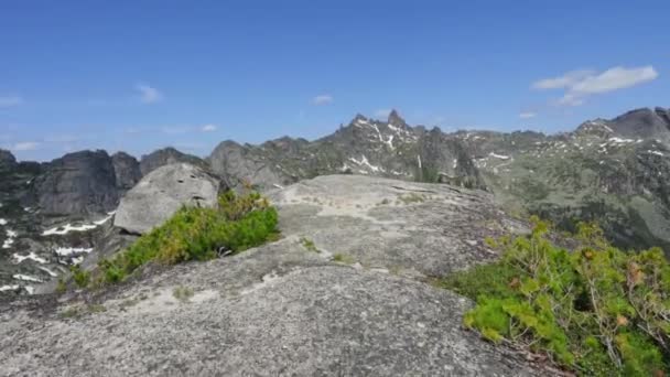这个人在山上旅行 在山顶上达到目标 这个人在山顶上休息 享受壮丽的风景 — 图库视频影像