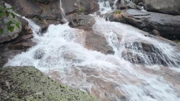 Muhteşem Dağ Manzarası Ile Düşüyor Güzel Dağ Dere Sihirli Dağ — Stok video