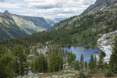 Çok temiz ve berrak Gölü dağıdır. Dağlarda muhteşem yaz peyzaj. Doğanın muhteşem görünümü