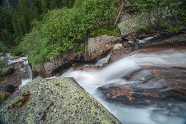 Dağ şelale. Çok güzel manzara dağ şelale ve saf dağ nehir